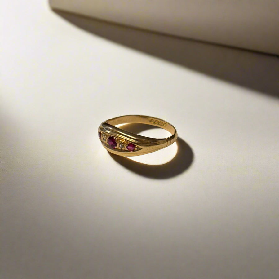Previously Owned 18ct Yellow Gold Ruby & Diamond Lined Ring