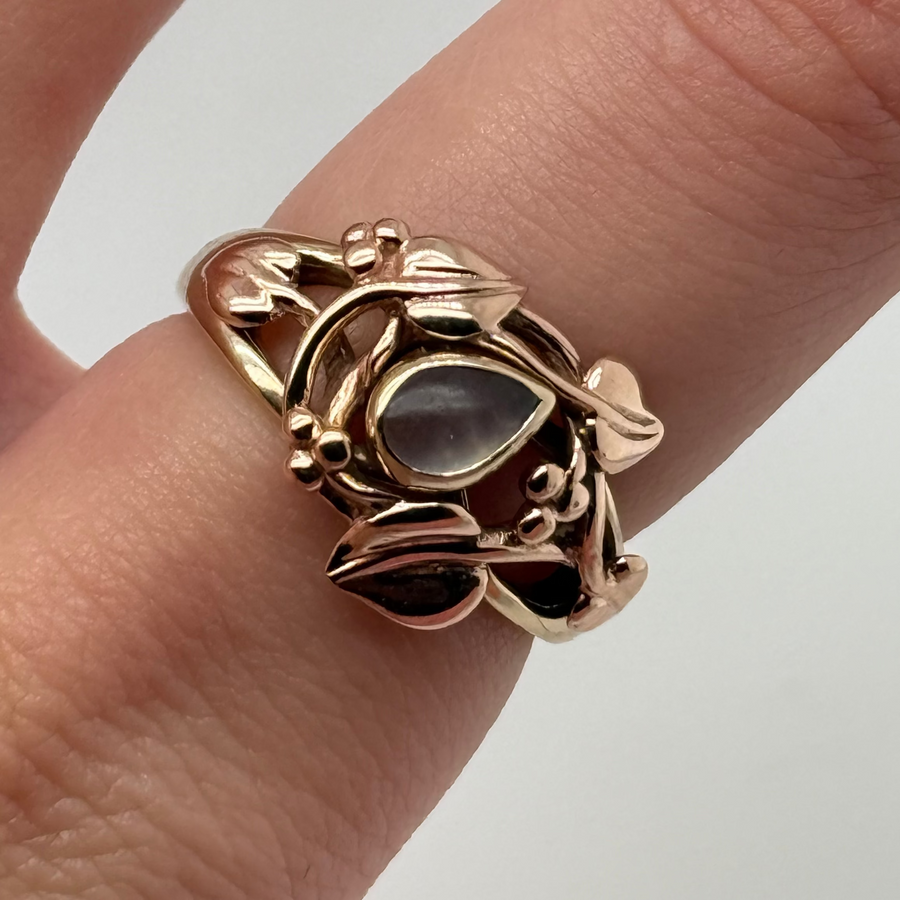 Previously Owned 9ct Yellow/Rose Gold & Moonstone Cloagu Ring